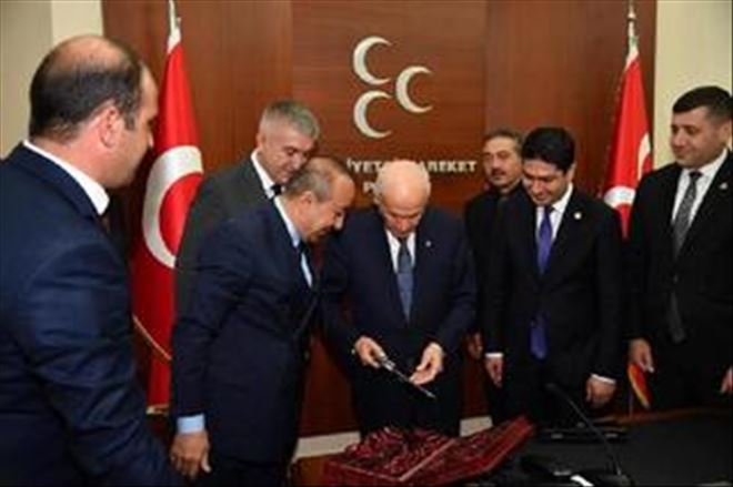 BAHÇELİ´YE,HEDİYE 145 YILLIK TABANCA