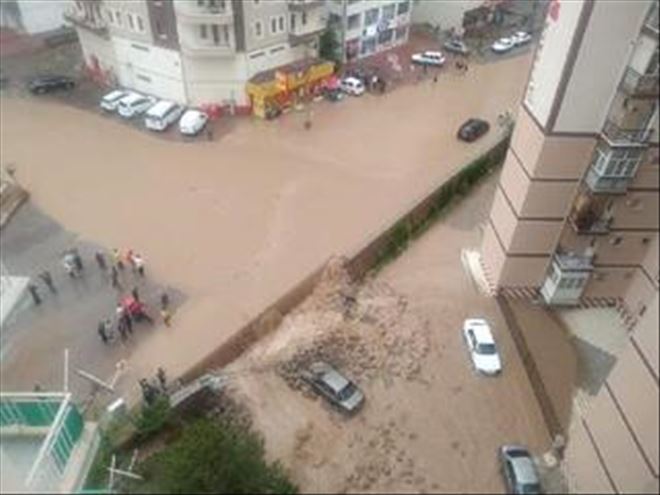 KAYSERİ´DE 1 SAATLİK SAĞANAK SU BASKINLARINA  YOL AÇTI 