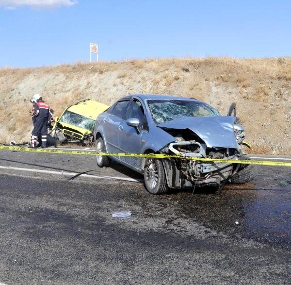 YOZGAT’TA TAKSİ İLE OTOMOBİL ÇARPIŞTI: 2 ÖLÜ, 1 YARALI