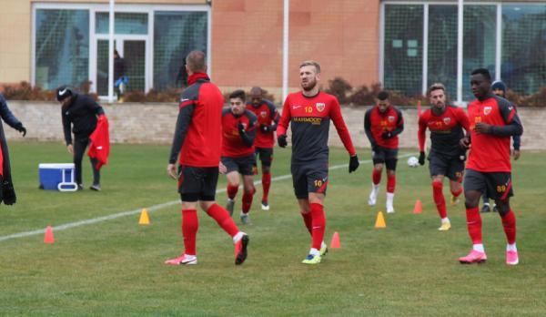 KAYSERİSPOR TEKNİK DREKTÖRÜ AYBABA: TAKIMDAN VE OYNANAN OYUNDAN MEMNUNUM 