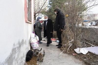 BAŞKAN BÜYÜKKILIÇ’TAN KEDİLERİ İÇİN MAMA İSTEYEN İNŞAAT İŞÇİSİNE ZİYARET 