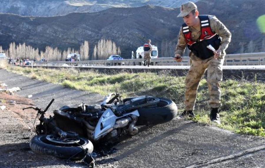 MOTORSİKLET BARİYERE ÇARPTI,SÜRÜCÜ ÖLDÜ ARKADAŞI YARALI 