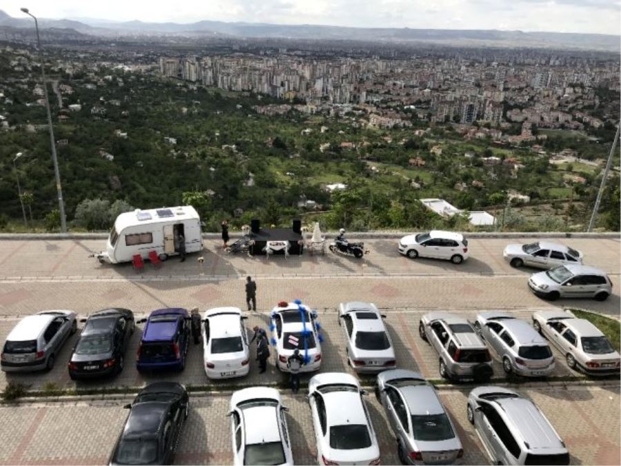 KAYSERİ’DE KORONAVİRÜSE KARŞI ‘ARAÇLI’ DÜĞÜN