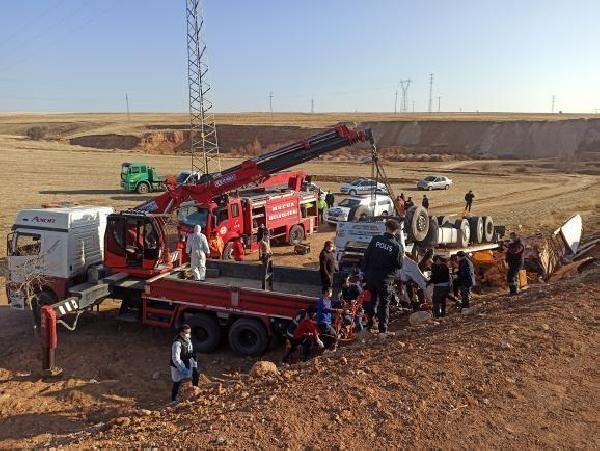 KIRŞEHİR’DE DEVRİLEN TIR’IN SÜRÜCÜSÜ ÖLDÜ