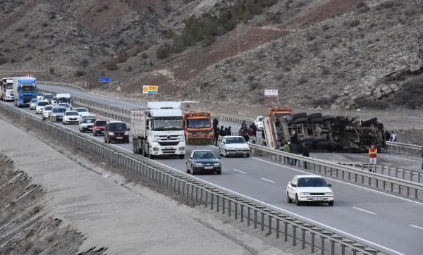 SİVAS’TA VİNÇ DEVRİLDİ ,3 KİLOMETRELİK ARAÇ KUYRUĞU OLUŞTU