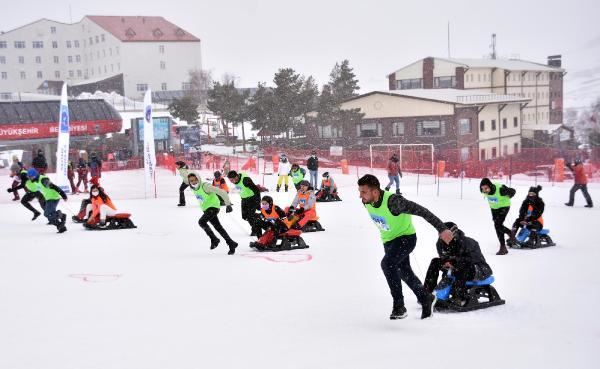 EŞLER ARASINDA ‘ARTIK ÇEKİLMEZ OLDUN’ SLOGANLI KIZAK YARIŞI