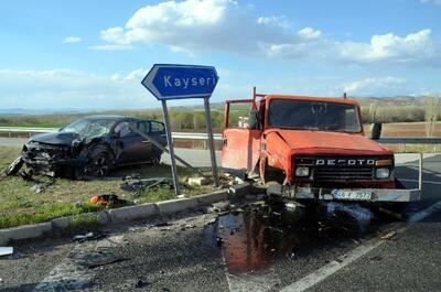 KAYSERİ’DE OTOMOBİL İLE KAMYONET ÇARPIŞTI :2 YARALI 