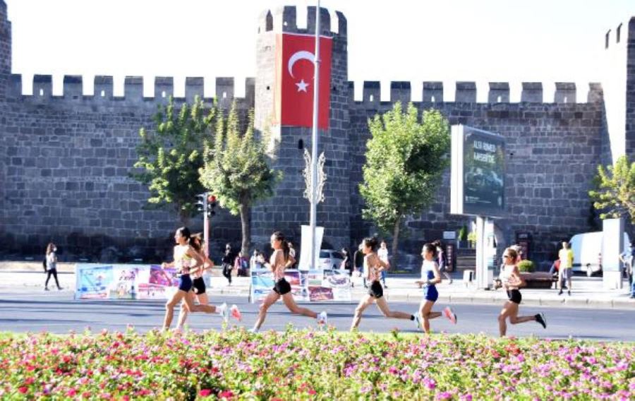 KAYSERİ’DE YARI MARATONA YOĞUN İLGİ; BEBEKLERİYLE KATILDILAR 