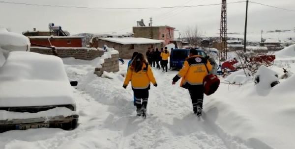 SAĞLIK ÇALIŞANLARI, 50 SANTİMETRE KARDA BAKIMA MUHTAÇ HASTALARA ULAŞIYOR