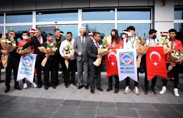 MUAYTHAİ AVRUPA ŞAMPİYONASI’NDA MADALYA KAZANAN SPORCULARA MEHTERLİ KARŞILAMA