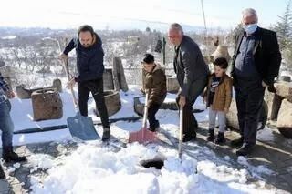 400 YILLIK KUYULARINI YAZIN SOĞUK SU İÇMEK İÇİN KARLA DOLDURDULAR 